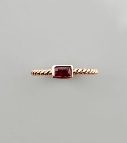 null Yellow gold ring, 750 MM, twisted with a baguette-cut ruby weighing 0.35 carat,...