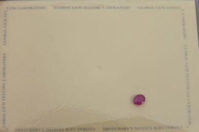 null Saphir or rose sous scellée du Laboratoire Global Gem , ., pesant 0,47 carat...