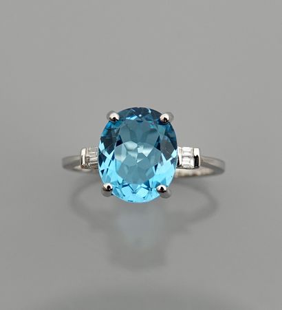 null Ring in white gold, 750 MM, set with a blue topaz weighing 4 carats and four...