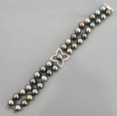 null White gold bracelet, 750 MM, made of two strands of Tahitian pearls, diameter...