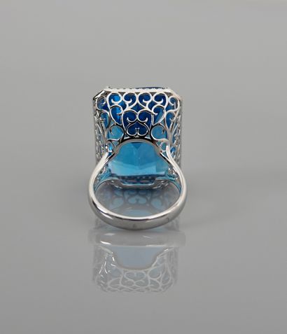 null White gold ring, 750 MM, set with a rectangular blue topaz with cut sides hemmed...
