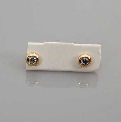 null Earrings in yellow gold, 750 MM, each set with a diamond, weight: .9gr. gro...