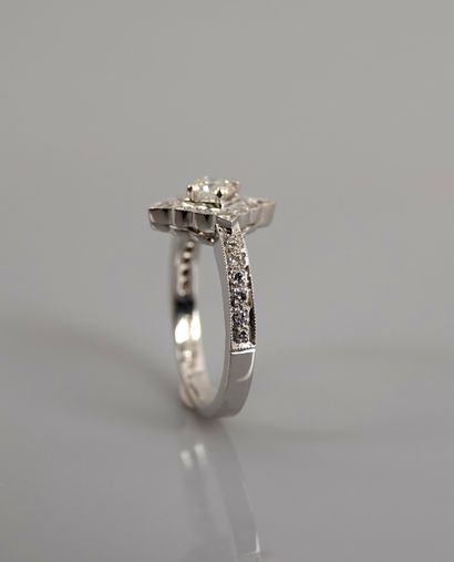 null Square ring in white gold, 750 MM, centered on a diamond surrounded and shouldered...