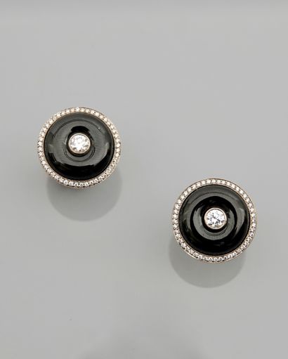 null Earrings in white gold, 750 MM, each adorned with an onyx lozenge hemmed with...