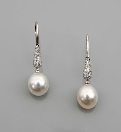null Pendants d'oreilles en or gris, 750 MM, ornée chacun d'une perle de culture...