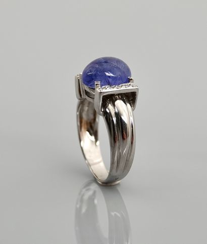 null White gold ring, 750 MM, set with a cabochon tanzanite weighing 5.30 carats...