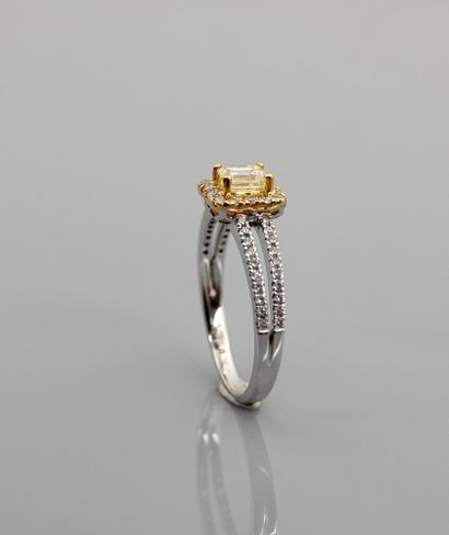 null Bague en or gris, 750 MM, centrée d'un diamant jaune taille émeraude pesant...