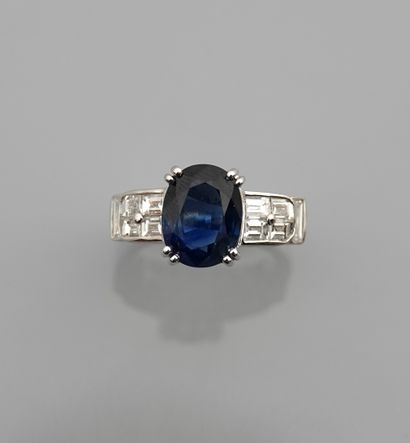null Ring in white gold, 750 MM, centered on a sapphire weighing 4.50 carats accompanied...