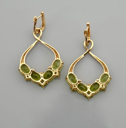 null Transformable earrings in yellow gold, 750 MM, adorned with diamonds and peridots...