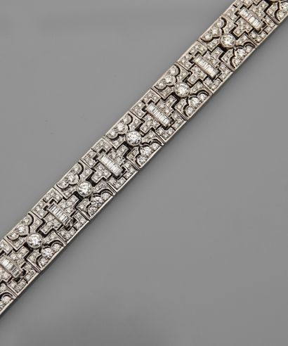 null 
Bracelet articulé en or gris, 750 MM, recouvert de diamants taille émeraude...