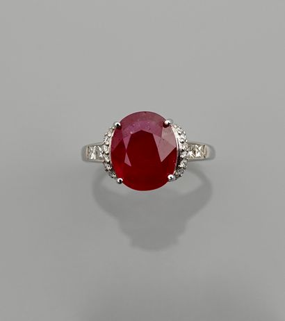 null White gold ring, 750 MM, set with a treated ruby weighing 4.74 carats, with...