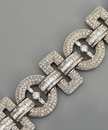 null Bracelet formed of ten round and rectangular links in white gold, 750 MM, centered...