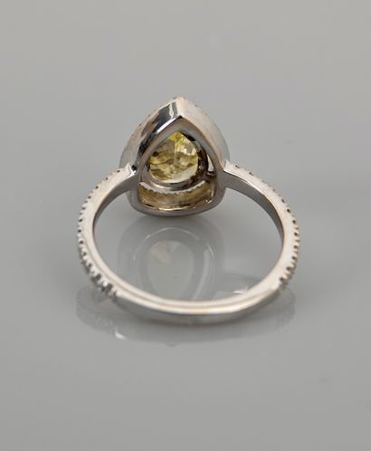 null Bague en or gris, 750 MM, ornée d'un diamant taille poire pesant 1,69 carat...