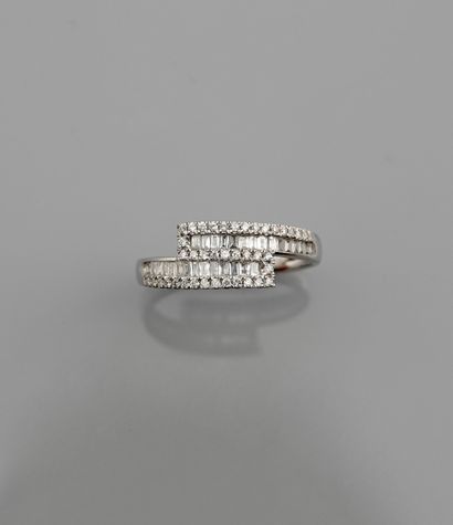 null White gold ring, 750 MM, highlighted with baguette-cut diamonds set in round...