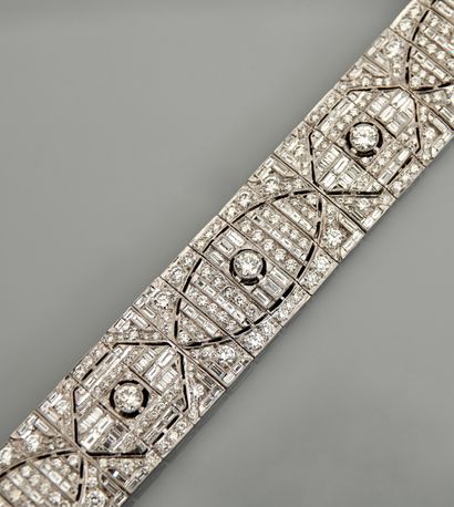 null Bracelet plat, articulé en or gris, 750 MM, recouvert de diamants ronds et taille...