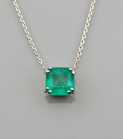 null Chain and pendant in white gold, 750 MM, set with a square emerald weighing...