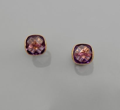 null Earrings in yellow gold, 750 MM, each adorned with an amethyst weighing approximately...