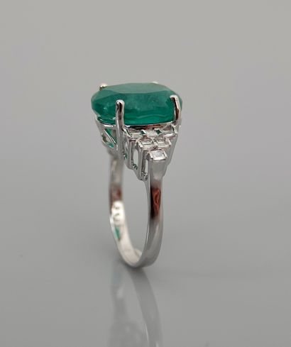 null White gold ring, 750 MM, set with an oval emerald weighing 6.60 carats, set...