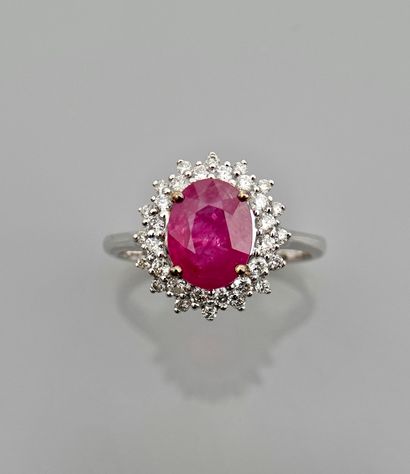 null White gold ring, 750 MM, centered on an oval ruby weighing 2 carats in a frieze...