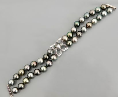 null White gold bracelet, 750 MM, made of two strands of Tahitian pearls, diameter...