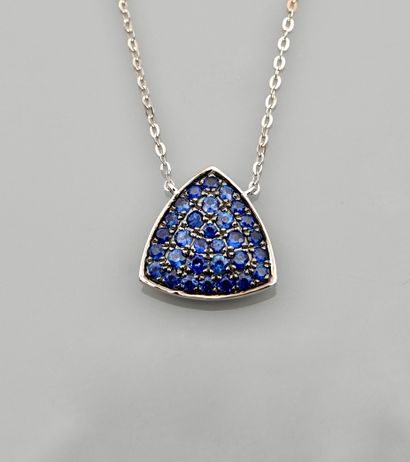 null Chain and pendant in white gold, 750 MM, covered with thirty sapphires, total...