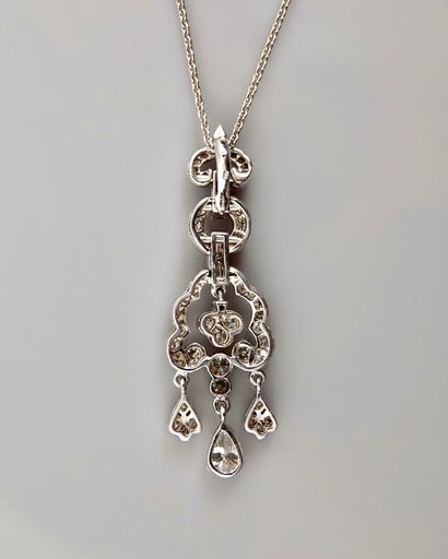 null Chaîne et pendentif en or gris, 750 MM, décor à trois pampilles orné de diamants,...