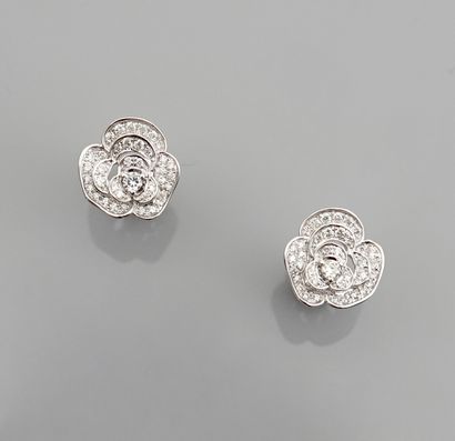 null Earrings in white gold Fleurette, 750 MM, decorated with diamonds total 0.30...