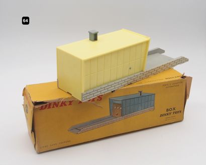 null DINKY TOYS FRANCE (1)

- # 502 GARAGE/BOX

En matière plastique grise et jaune....