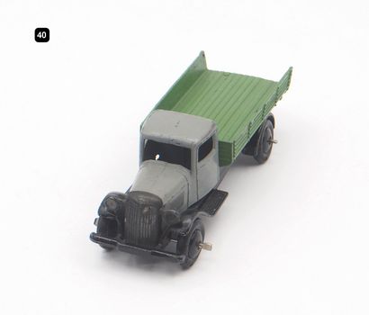 null DINKY TOYS FRANCE (1)

- # 25 e TANK TRUCK

First variant from 1935-1939. Black...