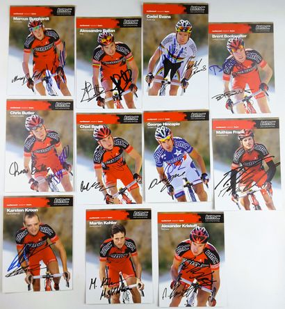 null ETATS-UNIS – Team BMC 2010 - Ensemble de 22 autographes sur fiches illustrées...