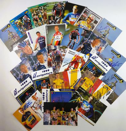 null DIVERS 1999 – Ensemble de 75 autographes sur photos, cartes postales ou fiches...