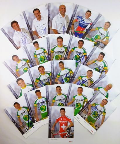 null SUISSE – Team PHONAK 2004 – Ensemble de 24 autographes sur fiches illustrées...