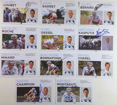 null FRANCE – Equipe AG2R LA MONDIALE 2011 - Ensemble de 32 autographes sur fiches...