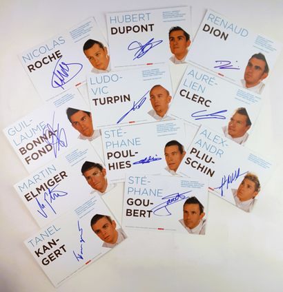 null FRANCE – Equipe AG2R LA MONDIALE 2009 - Ensemble de 34 autographes sur fiches...