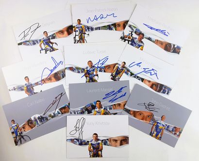 null FRANCE – Equipe AG2R 2007 - Ensemble de 31 autographes sur fiches illustrées...