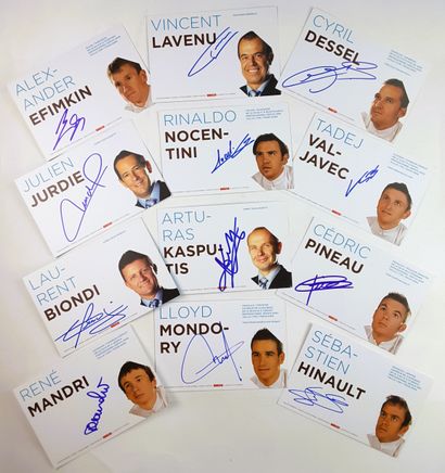 null FRANCE – Equipe AG2R LA MONDIALE 2009 - Ensemble de 34 autographes sur fiches...