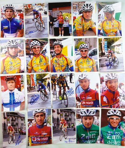 null DIVERS 2009 – Ensemble de 71 autographes sur photos véritables (10 x 15 cm)...