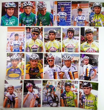 null DIVERS 2009 – Ensemble de 71 autographes sur photos véritables (10 x 15 cm)...