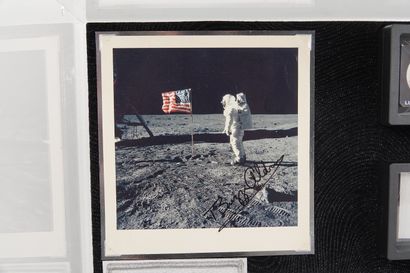 null Apollo 11: original slightly yellowed color photo 16 x 15 cm dedicated by Buzz...