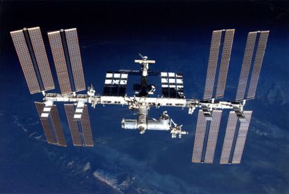 null Nasa. Spectaculaire vue de la station spatiale internationale depuis la navette...
