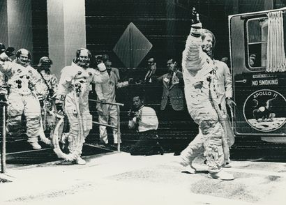 null Nasa. Photographie historique de l'embarquement des 3 astronautes de la mission...