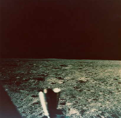  Nasa. Mission Apollo 11. Réalisée depuis l'intérieur du module lunaire avec un point...