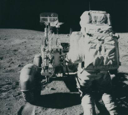 null NASA. Mission Apollo 16. Cette photo, prise lors de la deuxième activité extravéhiculaire...