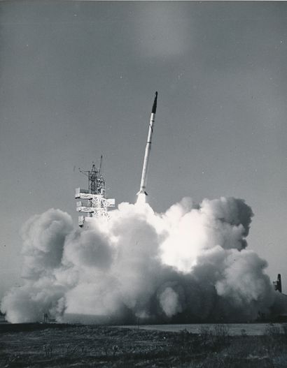 null Nasa. Premier lancement le 4 décembre 1960 d'une fusée "SCOUT" à 4 étages depuis...