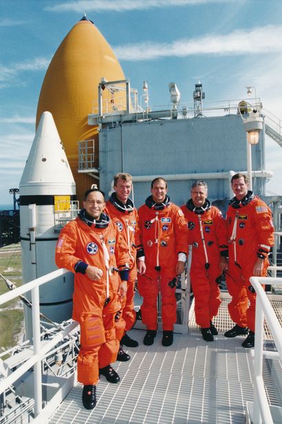 null Nasa. L'équipage de la navette spatiale Endeavour (Mission STS-97) pose devant...