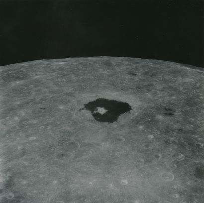  NASA. Mission Apollo 8. Voici une vue du grand cratère lunaire TSIOLKOVSKY photographiée...