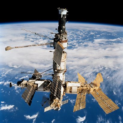 null Nasa. LARGE FORMAT. A superb view of the MIR space station from the space shuttle...