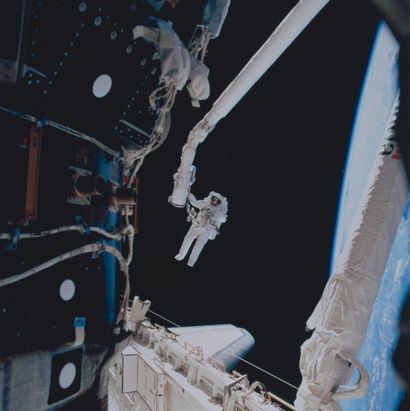 null NASA. VUE A BORD DE LA NAVETTE SPATIALE DISCOVERY (Mission STS-92). Une superbe...