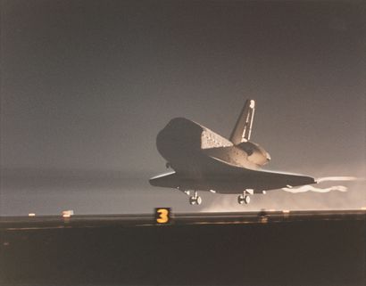 null NASA. Beautiful night landing of the space shuttle ENDEAVOUR (Mission STS-72)...