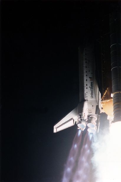 null Nasa. Navette spatiale Discovery (Mission STS-56). Seulemet une partie de la...